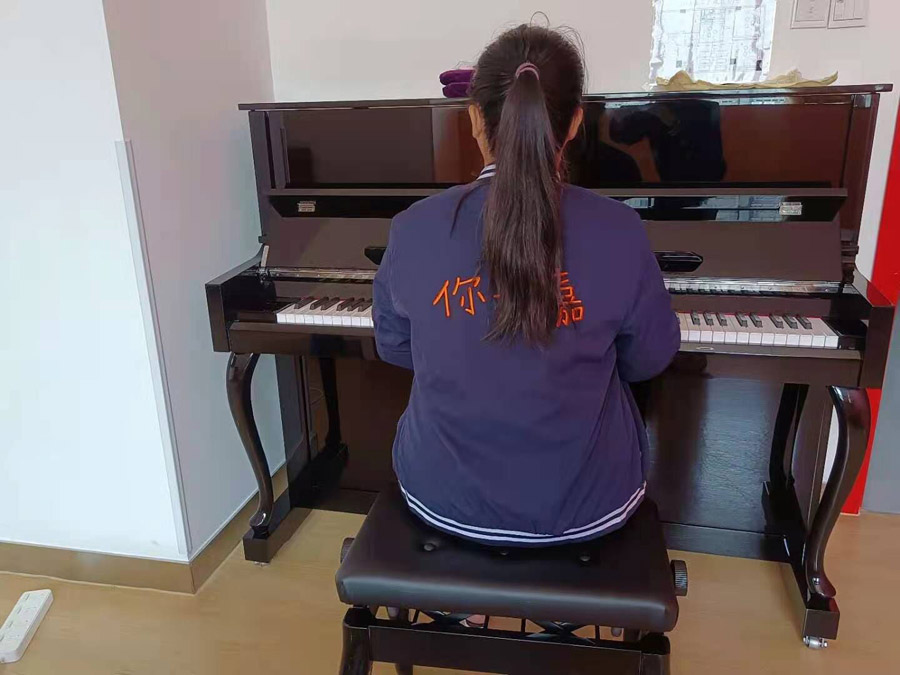 钢琴教学场景